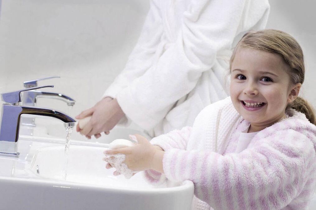 Lavarse las manos para prevenir la infección por gusanos. 